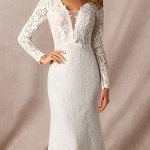 New Womens lace trumpet/mermaid wedding gown. Button up back.